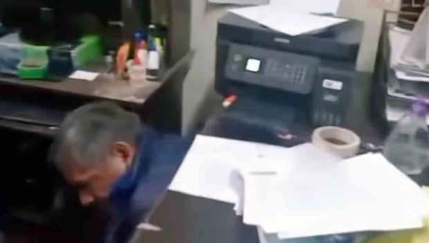 El gerente de EMAP debajo de un escritorio