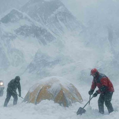 Rescatan excursionistas del Everest por tormenta