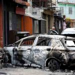 un vehículo destrozado en una de las favelas en Río de Janeiro