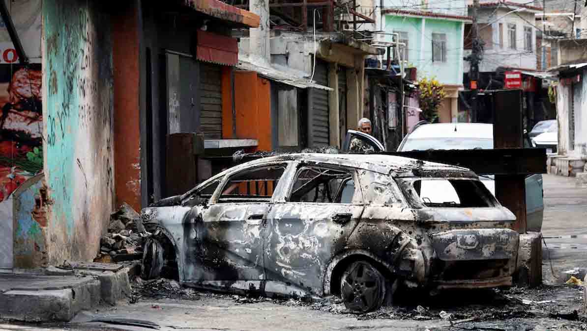 un vehículo destrozado en una de las favelas en Río de Janeiro