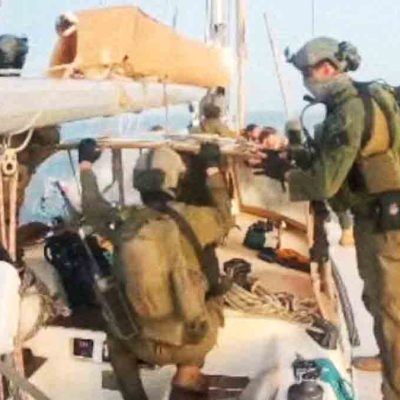 soldados israelíes interceptan una embarcación