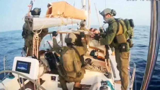 soldados israelíes interceptan una embarcación