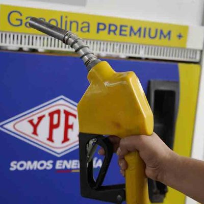 un surtidor de gasolina de YPFB