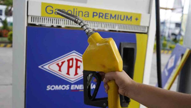 un surtidor de gasolina de YPFB