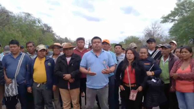 indígenas guaraníes en el punto de bloqueo