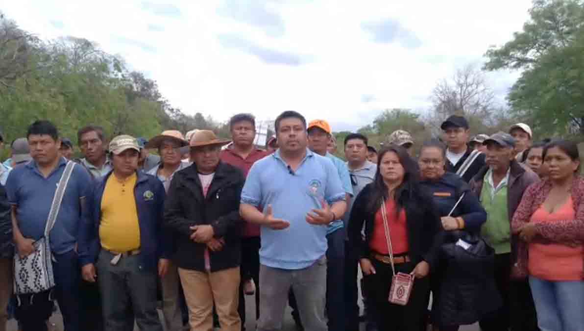 indígenas guaraníes en el punto de bloqueo