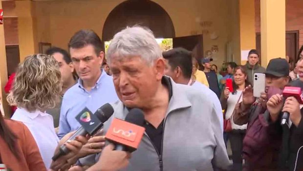 Rodrigo Paz acompaña a su padre a votar