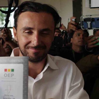 Juan Pablo Velasco de Libre emite su voto