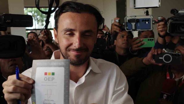 Juan Pablo Velasco de Libre emite su voto
