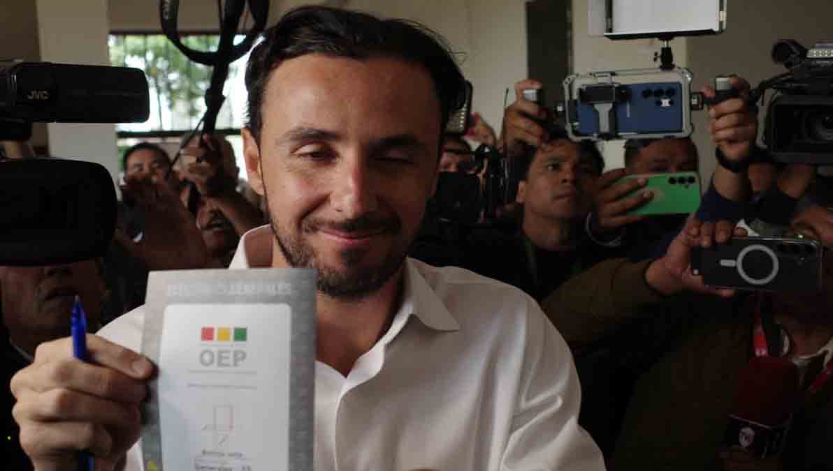 Juan Pablo Velasco de Libre emite su voto