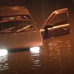 Un vehículos atrapado en el agua en el paso a desnivel de la Muyurina en Cochabamba