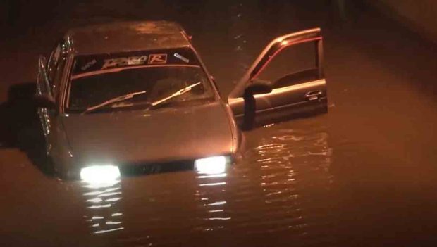 Un vehículos atrapado en el agua en el paso a desnivel de la Muyurina en Cochabamba