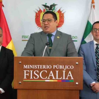 el fiscal Roger Mariaca junto al nuevo fiscal de Tarija