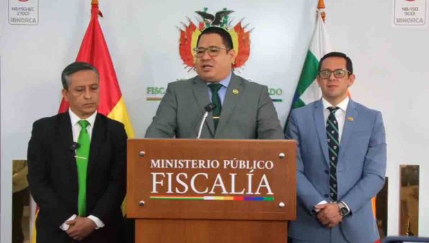 el fiscal Roger Mariaca junto al nuevo fiscal de Tarija