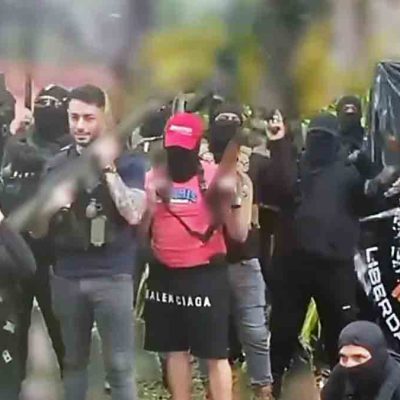 Sebastián Marset junto a un grupo de personas armadas