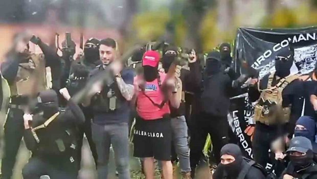 Sebastián Marset junto a un grupo de personas armadas
