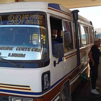 un micro en un surtido en Santa Cruz