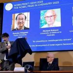 científicos Susumu Kitagawa (Japón), Richard Robson (Reino Unido) y Omar M. Yaghi (Jordania)