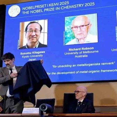 científicos Susumu Kitagawa (Japón), Richard Robson (Reino Unido) y Omar M. Yaghi (Jordania)