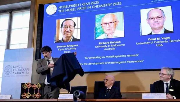 científicos Susumu Kitagawa (Japón), Richard Robson (Reino Unido) y Omar M. Yaghi (Jordania)