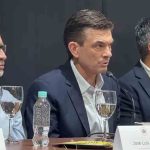 el presidente electo Rodrigo Paz con sus colaboradores: JosƩ Luis Lupo y Gabriel Espinoza