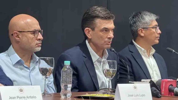el presidente electo Rodrigo Paz con sus colaboradores: José Luis Lupo y Gabriel Espinoza