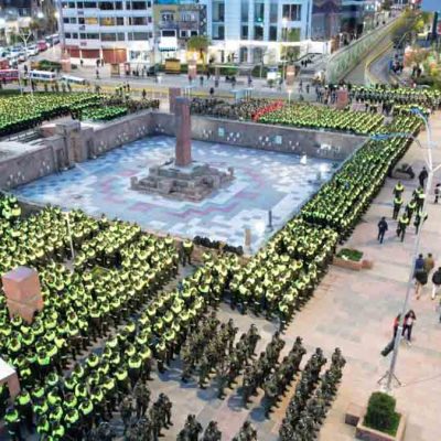 Policías formados en la plaza Tejada Sorzano en La Paz