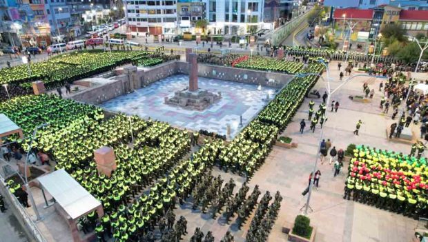 Policías formados en la plaza Tejada Sorzano en La Paz