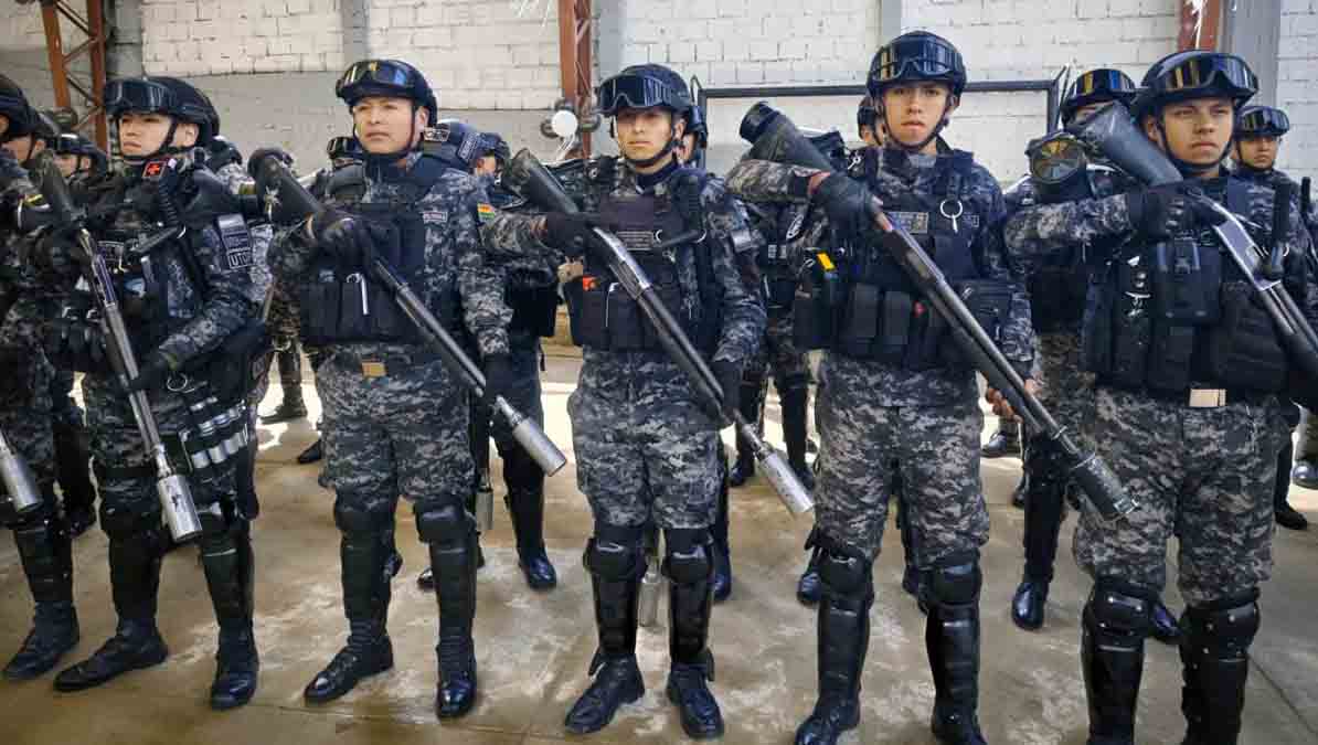 despliegue de policías para seguridad en transmisión de mando