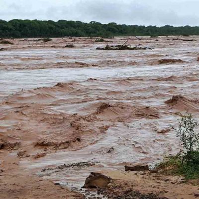crecida de los ríos por lluvias fuertes amenaza con inundaciones
