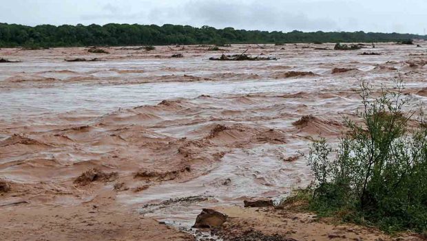 crecida de los ríos por lluvias fuertes amenaza con inundaciones