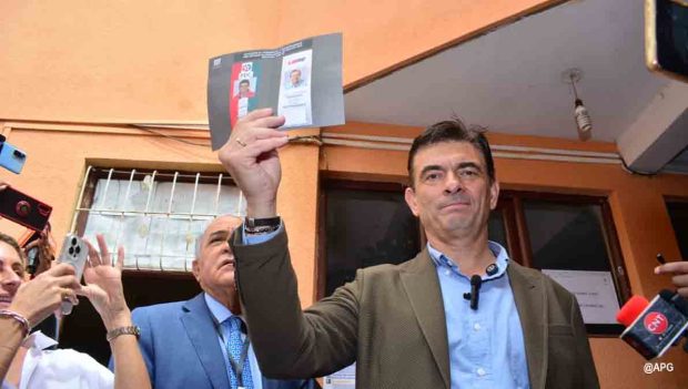 Rodrigo Paz vota en Tarija