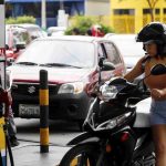 un surtidor de gasolina en Santa Cruz