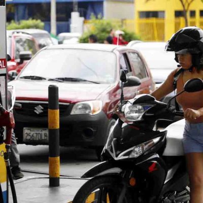 un surtidor de gasolina en Santa Cruz
