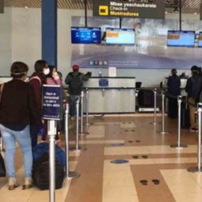 pasajeros en el aeropuerto de El Alto