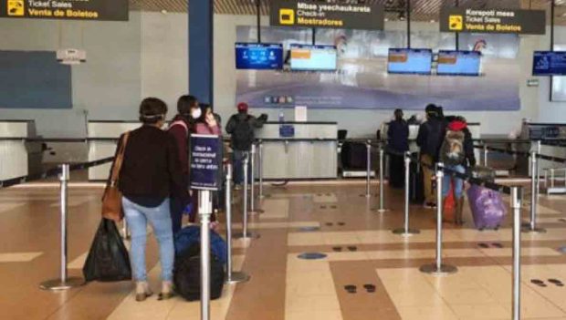 pasajeros en el aeropuerto de El Alto