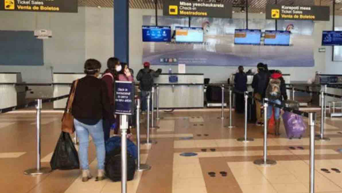 pasajeros en el aeropuerto de El Alto