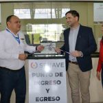 El director del Senasag, Carlos Salas, y el presidente del Senave, Ramiro Samaniego, inauguran una oficina en el recinto multipropósito de Cañada