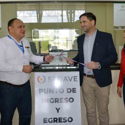 El director del Senasag, Carlos Salas, y el presidente del Senave, Ramiro Samaniego, inauguran una oficina en el recinto multipropósito de Cañada