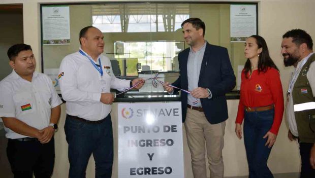 El director del Senasag, Carlos Salas, y el presidente del Senave, Ramiro Samaniego, inauguran una oficina en el recinto multipropósito de Cañada