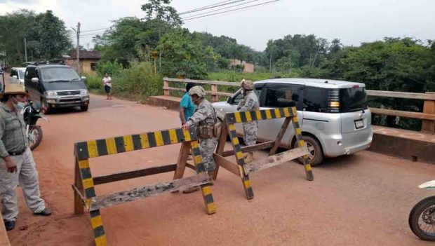 militares bolivianos realizan controles en la frontera con Brasil