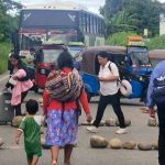 comunarios bloquean carretera nueva Cochabamba-Santa Cruz
