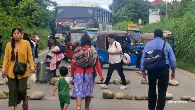 comunarios bloquean carretera nueva Cochabamba-Santa Cruz
