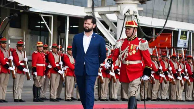 El presidente de Chile, Gabriel Boric, arriba a Bolivia