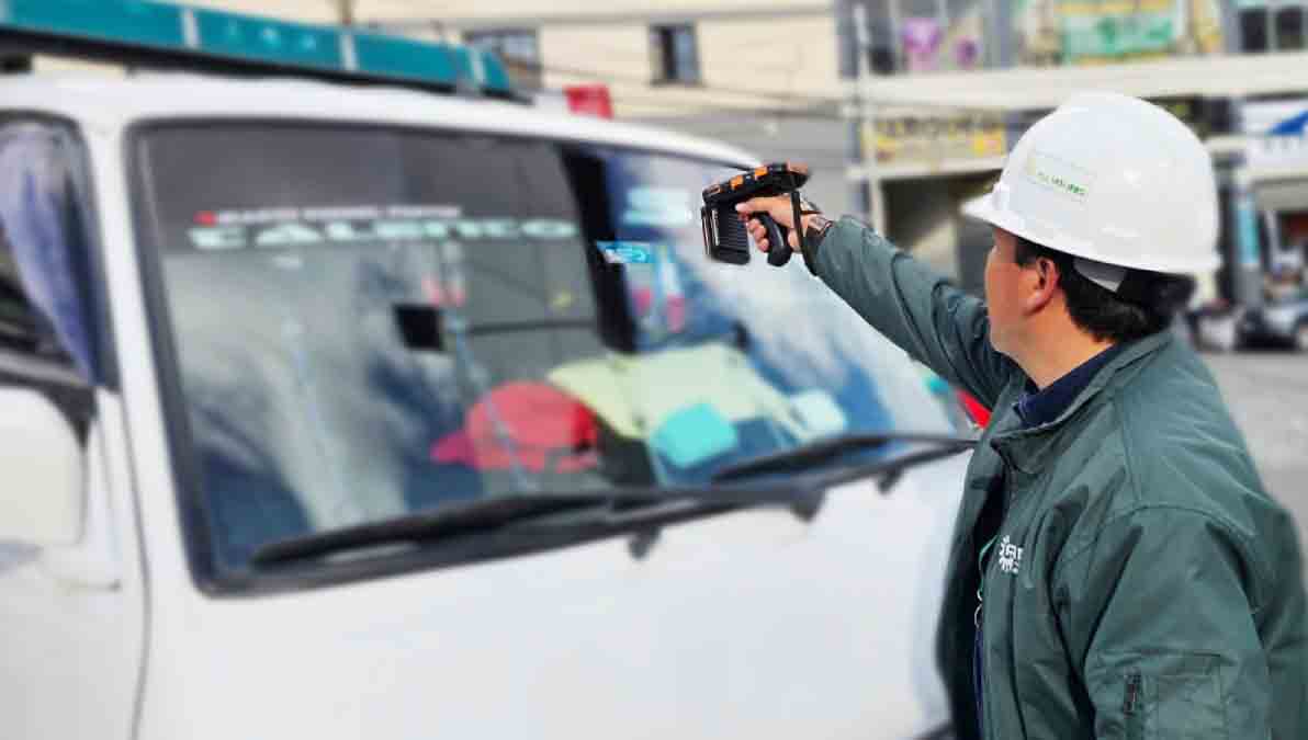 Funcionario de la ANH hace control de la roseta del B-SISA