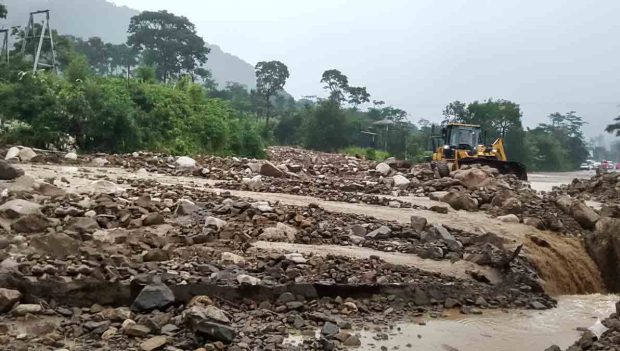 una mazamorra cubre la plataforma de la carretera nueva Cochabamba-Santa Cruz
