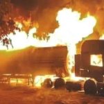 el camión cisterna bolivianos es consumido por el fuego en Paraguay