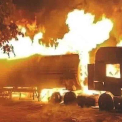 el camión cisterna bolivianos es consumido por el fuego en Paraguay