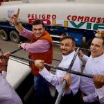 el presidente Paz lidera la caravana de cisternas que llegan a Bolivia con combustible