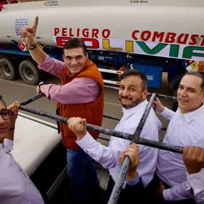 el presidente Paz lidera la caravana de cisternas que llegan a Bolivia con combustible